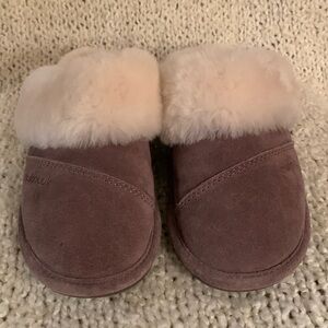 Nuknuuk women’s suede slippers, size 6.